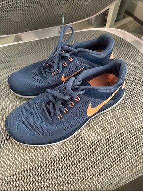 Nike fit sole workout shoes - size 7.5